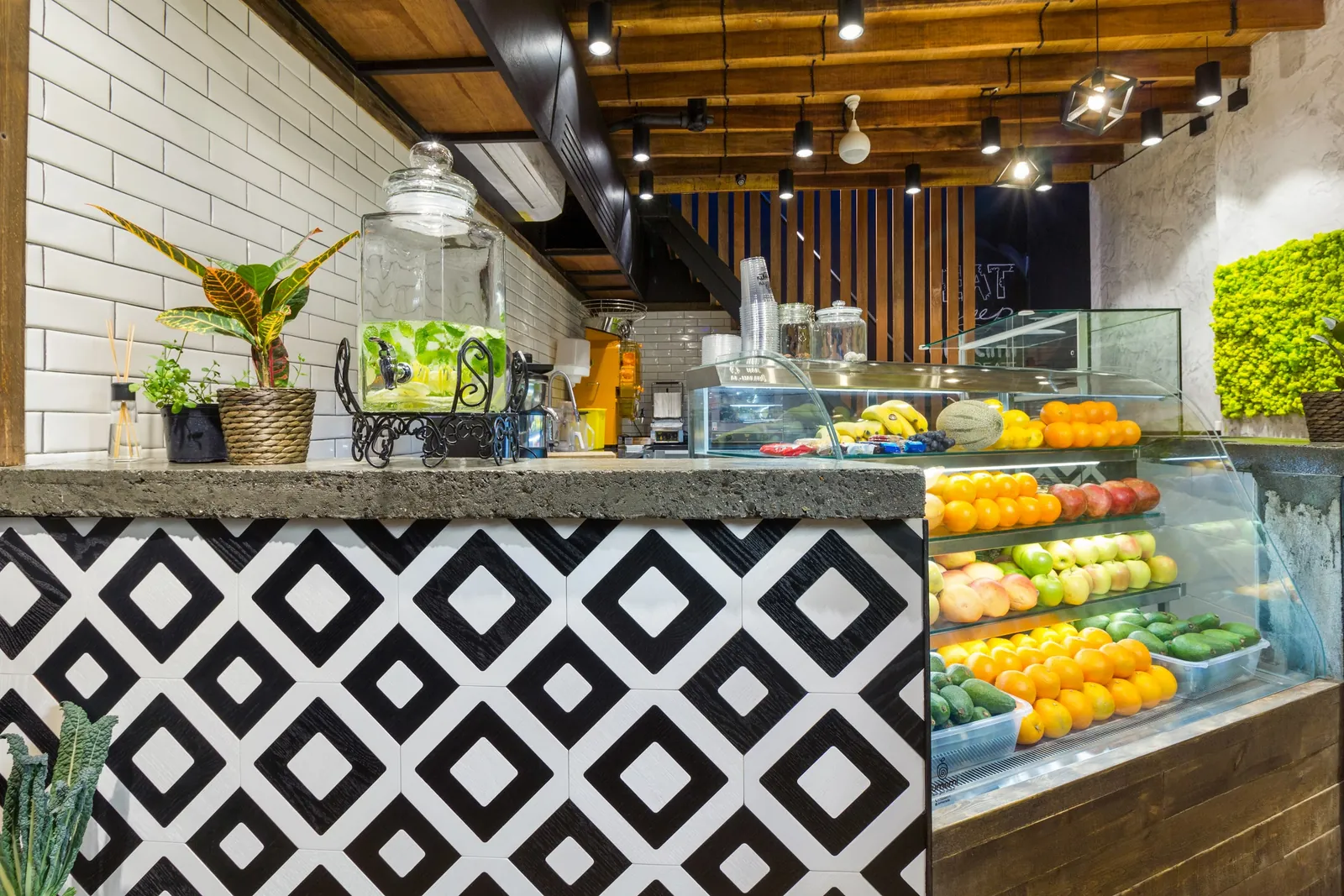 Jumami Juice Bar interior in Bahrain (3)