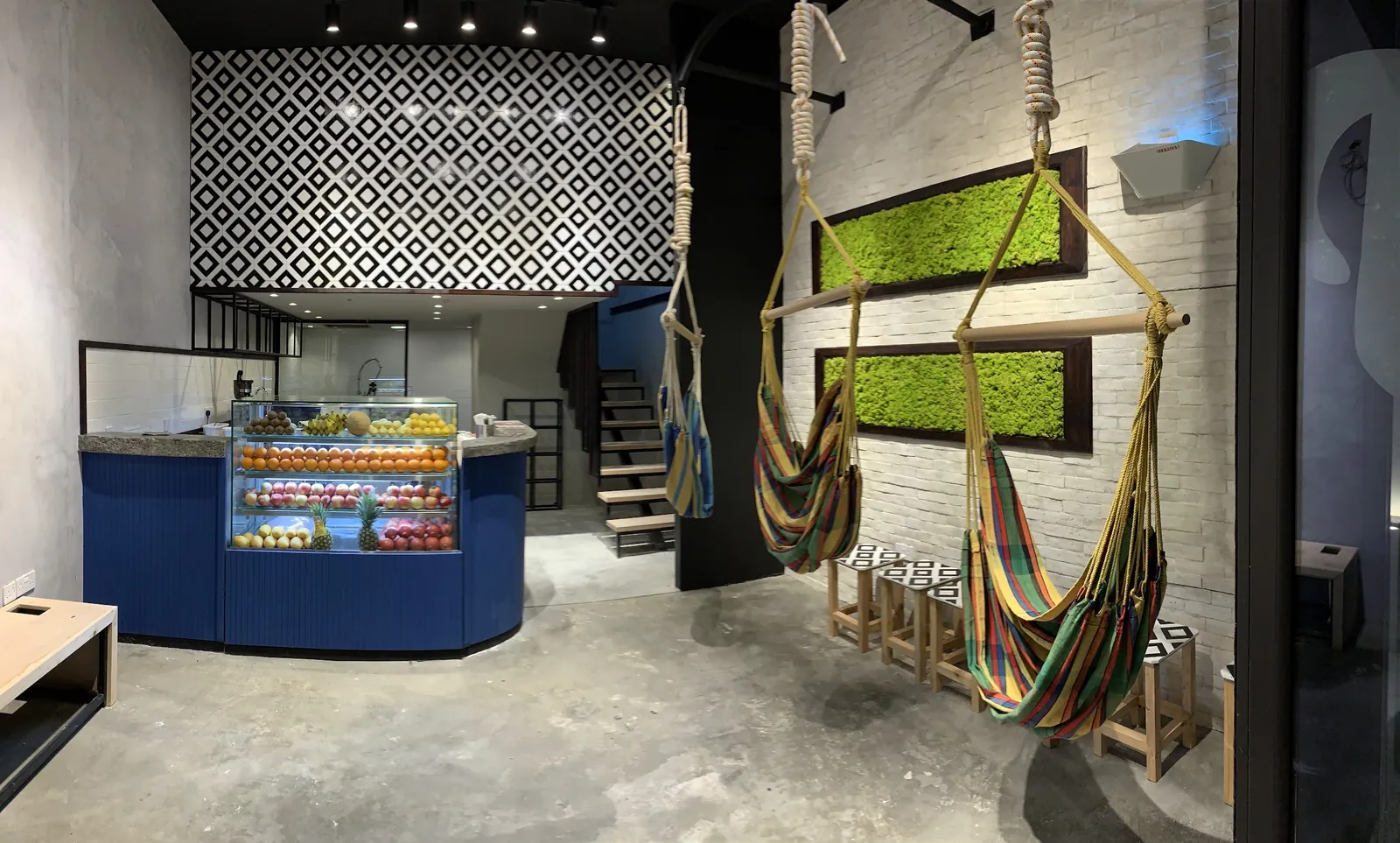Jumami Juice Bar interior in Bahrain (10)