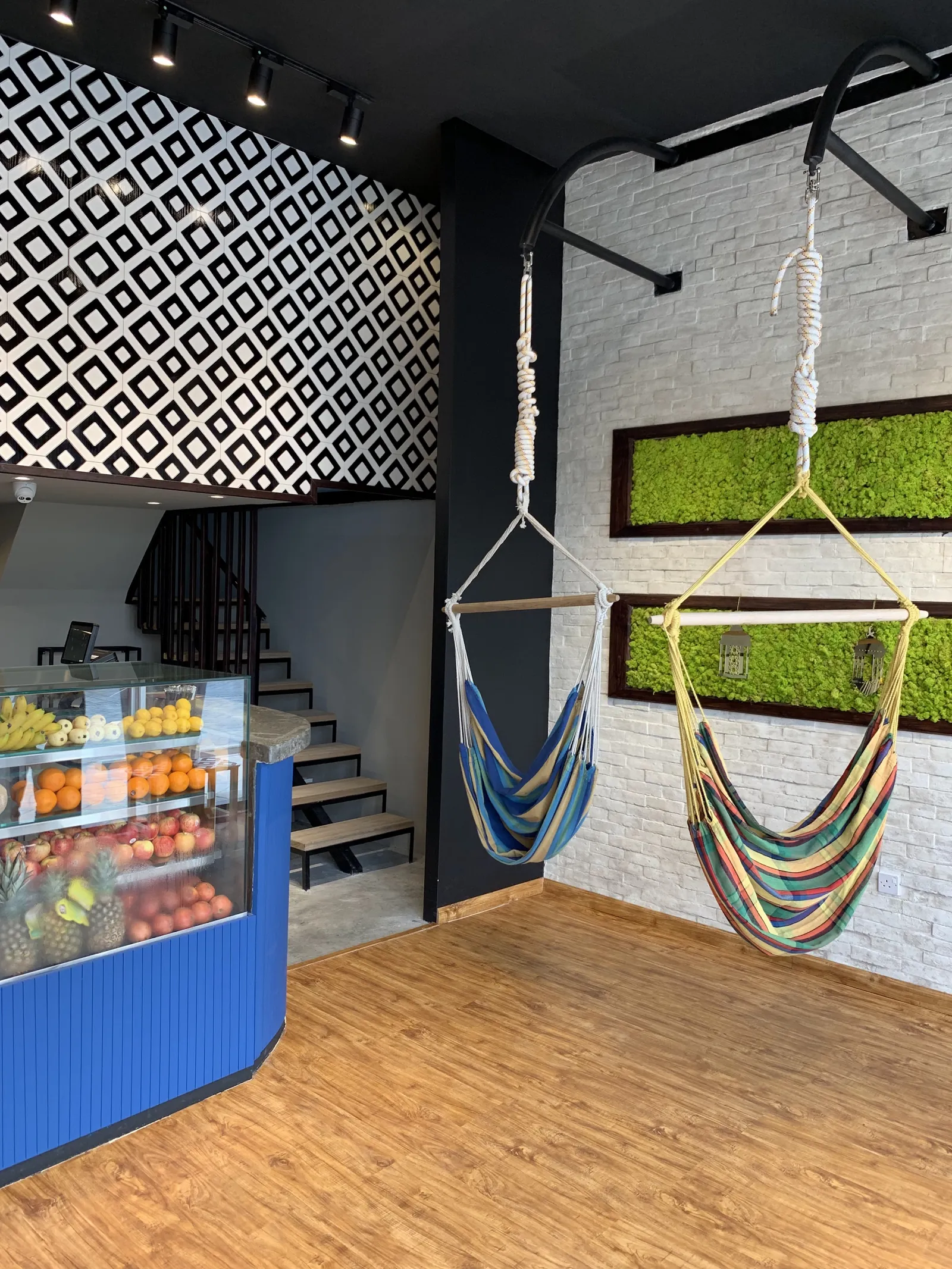 Jumami Juice Bar interior in Bahrain (11)