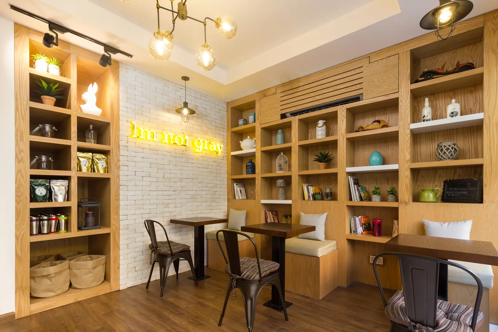 Koalagry Cafe interior and terrace in Bahrain (3)